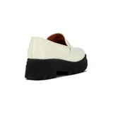 Mocasines de cuero sintético color negro con suela track de plataforma dentada.