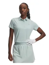 Polo deportivo de manga corta Under Armour, confeccionado con tecnología UA Helix para absorción de humedad y secado rápido. Presenta cuello estructurado, tapeta con botones y logo de silicona en el pecho.