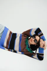 Buzo tejido con diseño de rayas horizontales en tonos marrón, azul, verde y blanco.