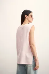 Blusa sin mangas color rosado con cuello redondo y corte holgado.