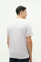 Remera negra de manga corta con ajuste regular y logo estampado en el pecho.