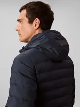Campera puffer de peso medio Calvin Klein, con diseño acolchado, cuello alto y cierre frontal de cremallera. Presenta un logo sutil estampado en el pecho y está confeccionada en nailon reprocesado.