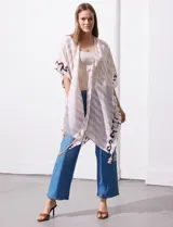 Kimono tejido con estampado de rayas azules y blancas, mangas amplias estilo japonés y terminación de ruedo con borlas azules.