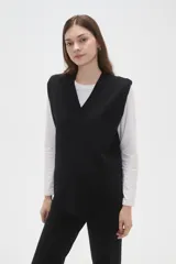 Chaleco sin mangas de tejido de punto, color beige, con escote en V y diseño holgado.