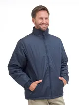 Campera de nylon color azul marino, con cuello alto, cierre frontal completo y bolsillos laterales con cierre.