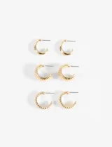 Set de tres pares de aros metálicos dorados con diferentes texturas labradas.