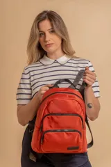 Mochila de diseño funcional en color naranja, confeccionada en material sintético impermeable. Cuenta con un compartimento principal con cierre, un bolsillo frontal adicional con cierre y correas ajustables con detalle de marca. Presenta un diseño ligero y práctico para uso diario.