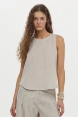 Musculosa de lino color beige, con escote redondo, sin mangas y corte recto.