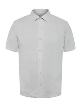 Camisa de manga corta para hombre, confeccionada en lino 100% orgánico color plateado. Tiene cuello clásico, cierre frontal con botones y un pequeño bolsillo en el pecho.