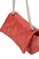Bandolera matelaseada de poliuretano símil cuero color rojo, con diseño capitoné en rombos y correa de cadena metálica plateada.