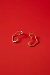 Aros de acero inoxidable dorados con diseño orgánico e irregular.