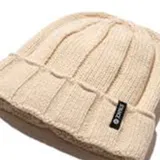 Gorro tipo beanie de tejido acanalado en color crema, con vuelta en el borde y etiqueta de la marca Stance cosida en el lateral.