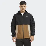Campera ligera con capucha y cierre frontal, diseño color block en negro, marrón y beige. Cuenta con interior de polar y puños elásticos.