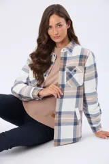 Campera de viyela a cuadros en tonos blanco, azul y tostado, forrada en corderito en su interior. Cuenta con cierre frontal de botones, bolsillos en el pecho con solapa y bolsillos laterales.