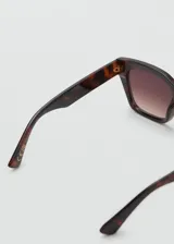 Gafas de sol de diseño cuadrado y montura de pasta con estampado carey. Cuentan con cristales marrones degradados con protección UV total de categoría 3.