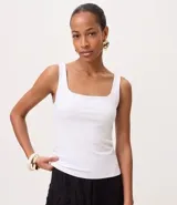 Blusa de canalé color bordo, sin mangas, con escote cuadrado y tirantes anchos.