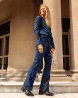 Botineta de cuero color suela, con diseño de punta fina y puntera texturizada con efecto reptil. Presenta una suela de madera clara con borde negro y cierre lateral interno.