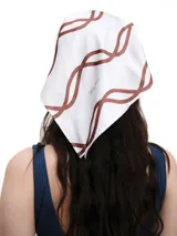 Pañuelo de seda blanco con estampado de líneas negras onduladas, diseño multifuncional apto para usar como top, bandana o accesorio.