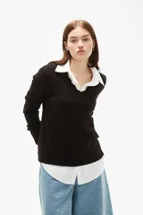 Sweater de tejido de punto color negro, con cuello en V y diseño holgado de manga larga.