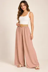 Pantalón palazzo color rosa, de tiro alto y corte amplio, con cintura elastizada e incluye un cinto de rafia con hebilla redonda forrada.