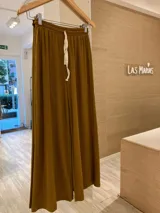 Pantalón de morley color marrón, de corte holgado y cintura elastizada con cordón ajustable.