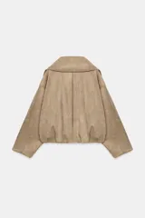 Cazadora bomber marrón de efecto gamuza, con cuello de solapa amplia, manga larga, bolsillos delanteros y cierre frontal asimétrico con cremallera metálica.