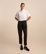 Pantalón jogger gris oscuro con estampa de raya de tiza, cintura de sastrería con pliegues delanteros y bajo plegado.