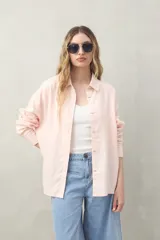 Camisa color rosa claro, de corte clásico y silueta relajada, confeccionada en mezcla de lino y viscosa.