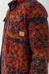 Camisa tipo chaqueta de franela escocesa con bolsillos de parche en el pecho.