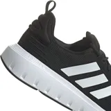 Championes Adidas Swift Run negros con las tres tiras blancas en los laterales y suela blanca con tecnología Bounce.