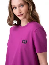 Remera de manga corta Caterpillar color fucsia, con cuello redondo y el logo de la marca en negro impreso en el pecho.