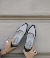 Mocasines color visón de charol con punta cuadrada y tira sobre el empeine.