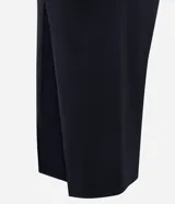 Vestido midi de microfibra color marrón, con escote cuadrado, manga larga y corte ajustado al cuerpo. Presenta una abertura lateral en la falda.
