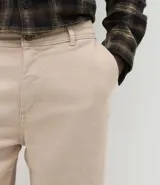 Pantalón chino de corte recto confeccionado en sarga de algodón con un toque de elastano. Presenta cierre frontal con botón y cremallera, bolsillos laterales funcionales y bolsillos traseros. Diseño de estilo sastrero versátil para looks casuales o formales.