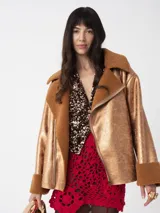 Campera oversized de cuero sintético negro con interior de piel sintética al tono, solapas amplias, cierre frontal y puños con detalle de piel.