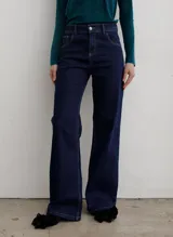 Jean de corte recto y tiro medio, confeccionado en denim azul oscuro con costuras en contraste.
