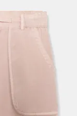 Pantalón cargo de tiro medio confeccionado en mezcla de lino. Presenta cintura con cordón ajustable, bolsillos de plastrón en el delantero y en las piernas, y bajo ajustable con cordones.