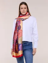 Pashmina rectangular de satén con acabado brillante y caída fluida, con un diseño de estampa gráfica multicolor en toda la superficie y terminaciones con dobladillo fino.