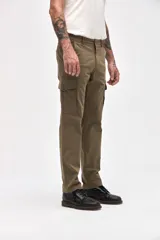 Pantalón cargo de gabardina en color gris, con corte standard slim. Presenta bolsillos laterales y bolsillos cargo con solapa y botones en los muslos.