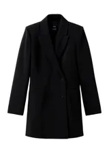 Vestido tipo blazer de corte corto y color negro, con solapas de muesca, doble botonadura frontal y bolsillos de ojal con solapa.