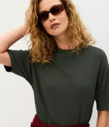 Vestido midi Marfinno de punto color gris oscuro, con cuello alto, mangas cortas amplias y diseño suelto.