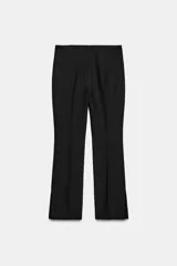 Pantalón de tiro alto con corte cropped, confeccionado en tejido con viscosa. Presenta raya planchada frontal, aberturas laterales en el bajo y cierre lateral con cremallera oculta.