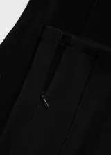 Pantalon slim fit de tejido de punto con cintura elástica, costuras frontales decorativas y cierre con cremallera en los bajos.