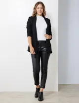 Blazer blanco de crepe, marca BBJ, con cuello solapa, bolsillos delanteros y mangas tres cuartos con frunce. Cuenta con forro interno y diseño abierto al frente.