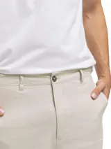 Bermuda de lino color azul marino, de corte recto y largo a la rodilla. Presenta bolsillos laterales y cierre frontal.