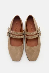 Ballerinas de cuero color camel con diseño de doble tira con hebillas metálicas y punta cuadrada.