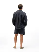 Short de lino con cintura elástica y cordón ajustable. Cuenta con dos bolsillos laterales y un bolsillo trasero, ofreciendo un ajuste cómodo y versátil.