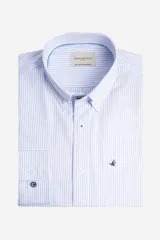 Camisa de manga larga Brooksfield de corte regular, confeccionada en tejido oxford de algodón con estampado de rayas verticales finas en color azul sobre fondo blanco. Presenta cuello abotonado, bolsillo frontal con logo de ave bordado y puños con botones.
