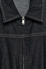 Camisa de denim negra con cuello solapa, manga larga, pespuntes a contraste y cierre frontal con cremallera metálica.
