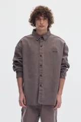 Camisa de algodón con lavado washed y efecto denim, de corte regular, con cierre frontal de botones y bolsillos plaque. Presenta detalle de bordado con la marca en el pecho.